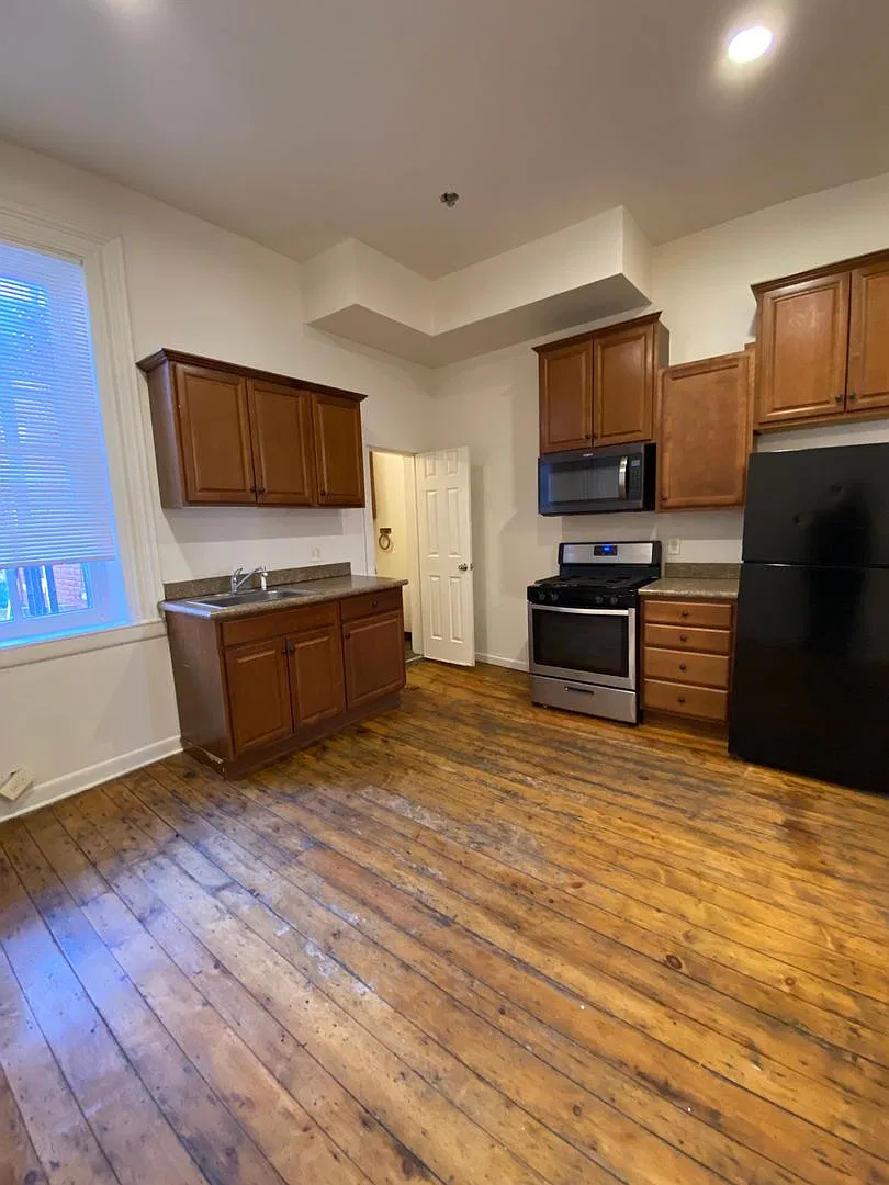 136 E Walnut St — Photo 3