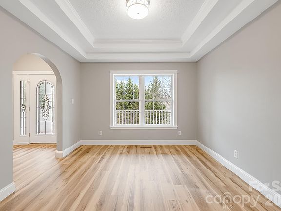 2nd image of 402 Sweetbriar Rd N