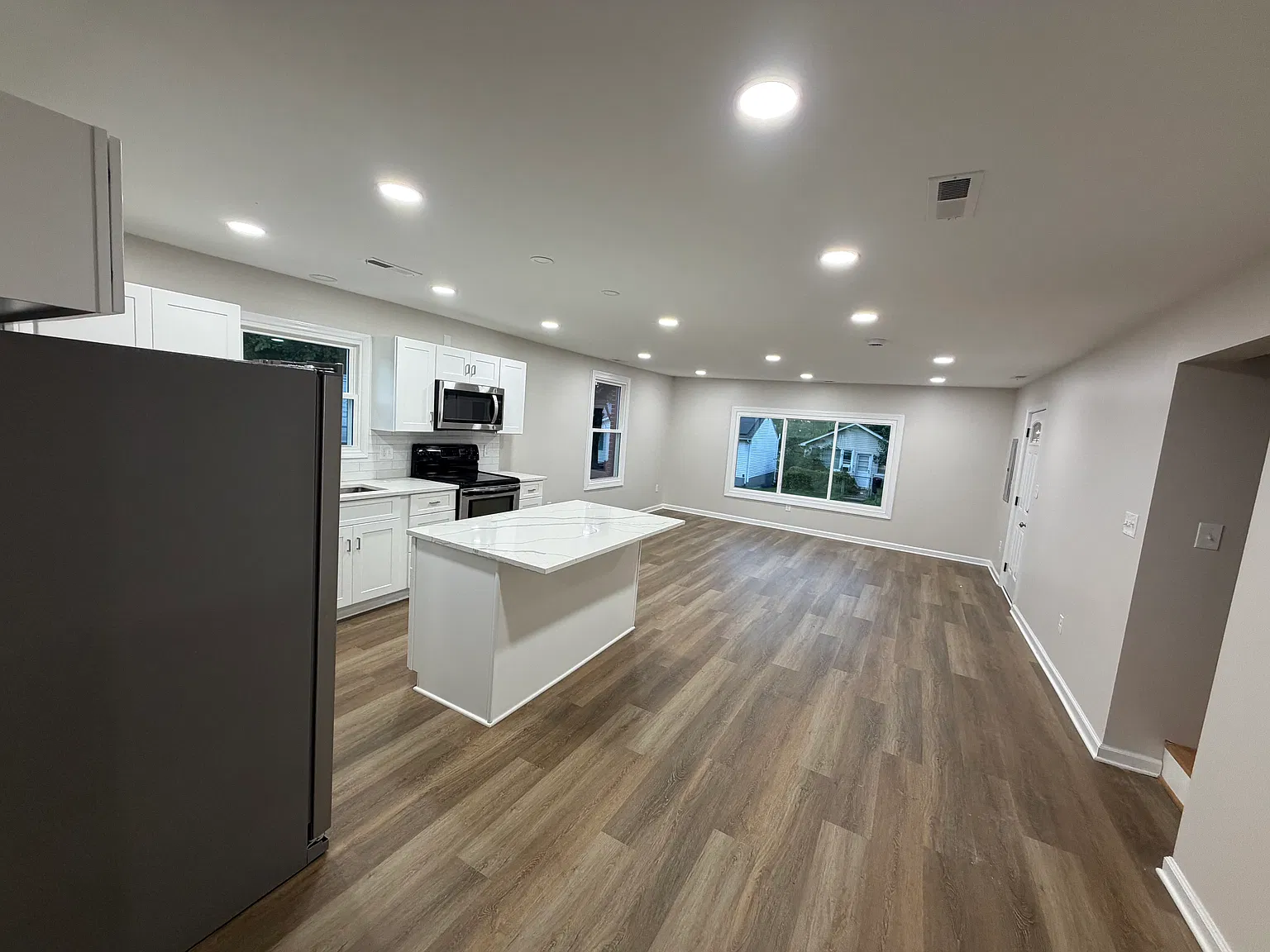 3 bed, 1206 sqft, $2,500 — Photo 4