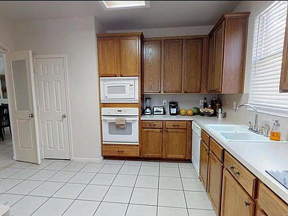 3rd image of 2057 Warwick Pl