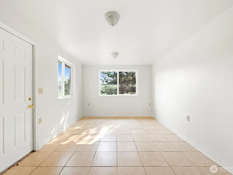 1695 Ruth St — Photo 7