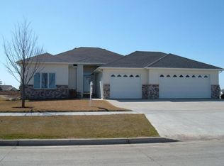 5630 Pinehurst Dr, Grand Forks, ND 58201