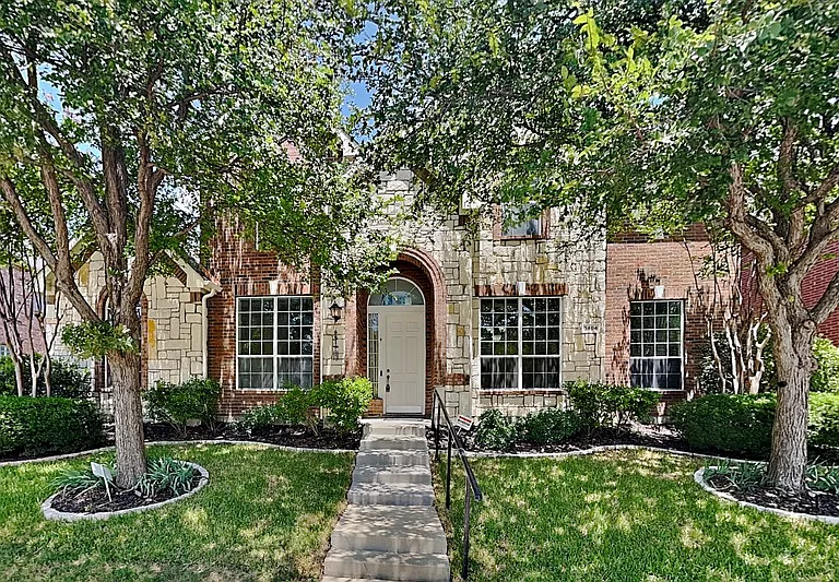 3404 Pilgrim Dr — Photo 1
