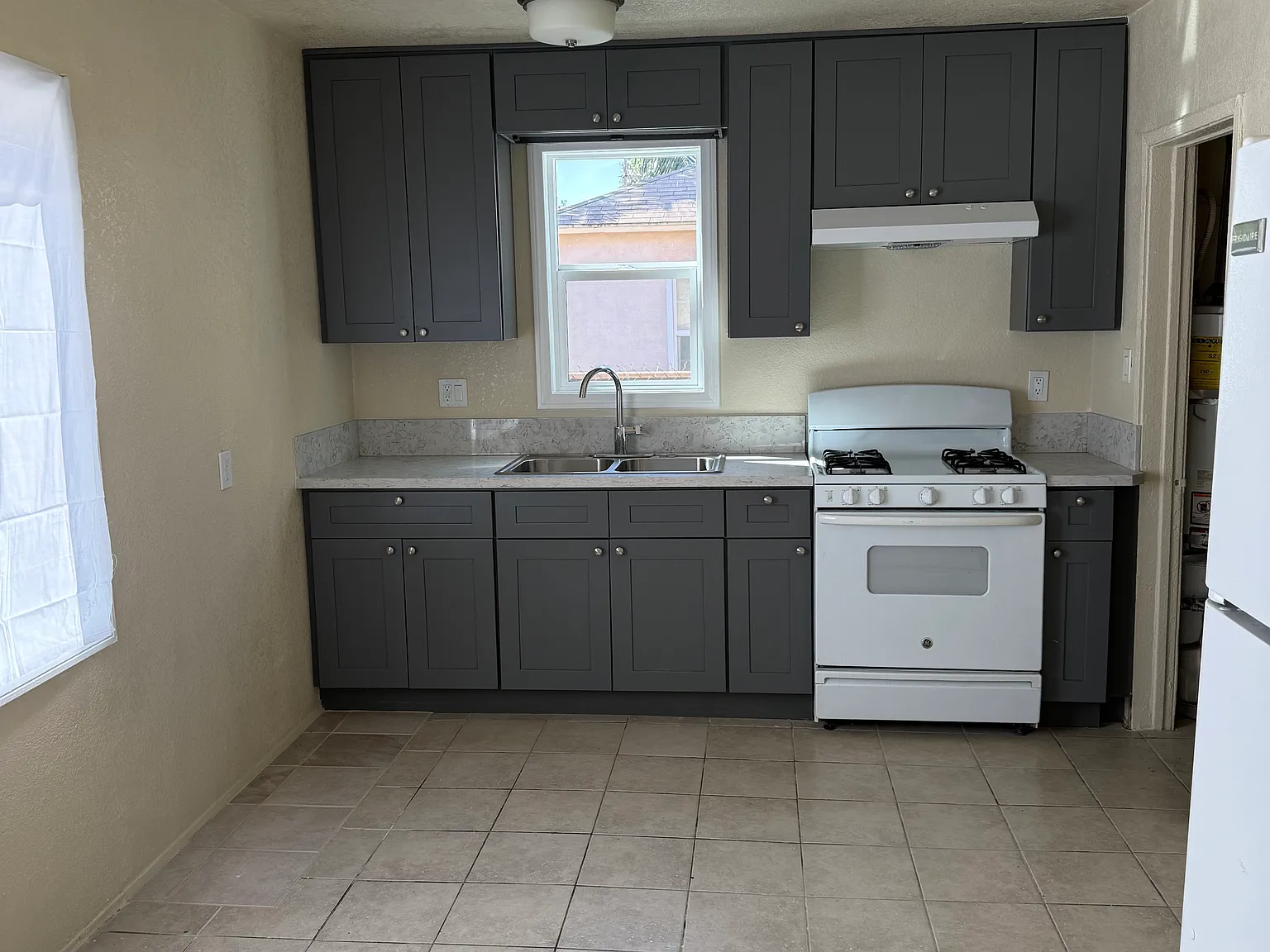 2 bed, 1050 sqft, $2,350 — Photo 3