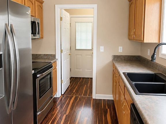4th image of 28 Hawthorne Dr