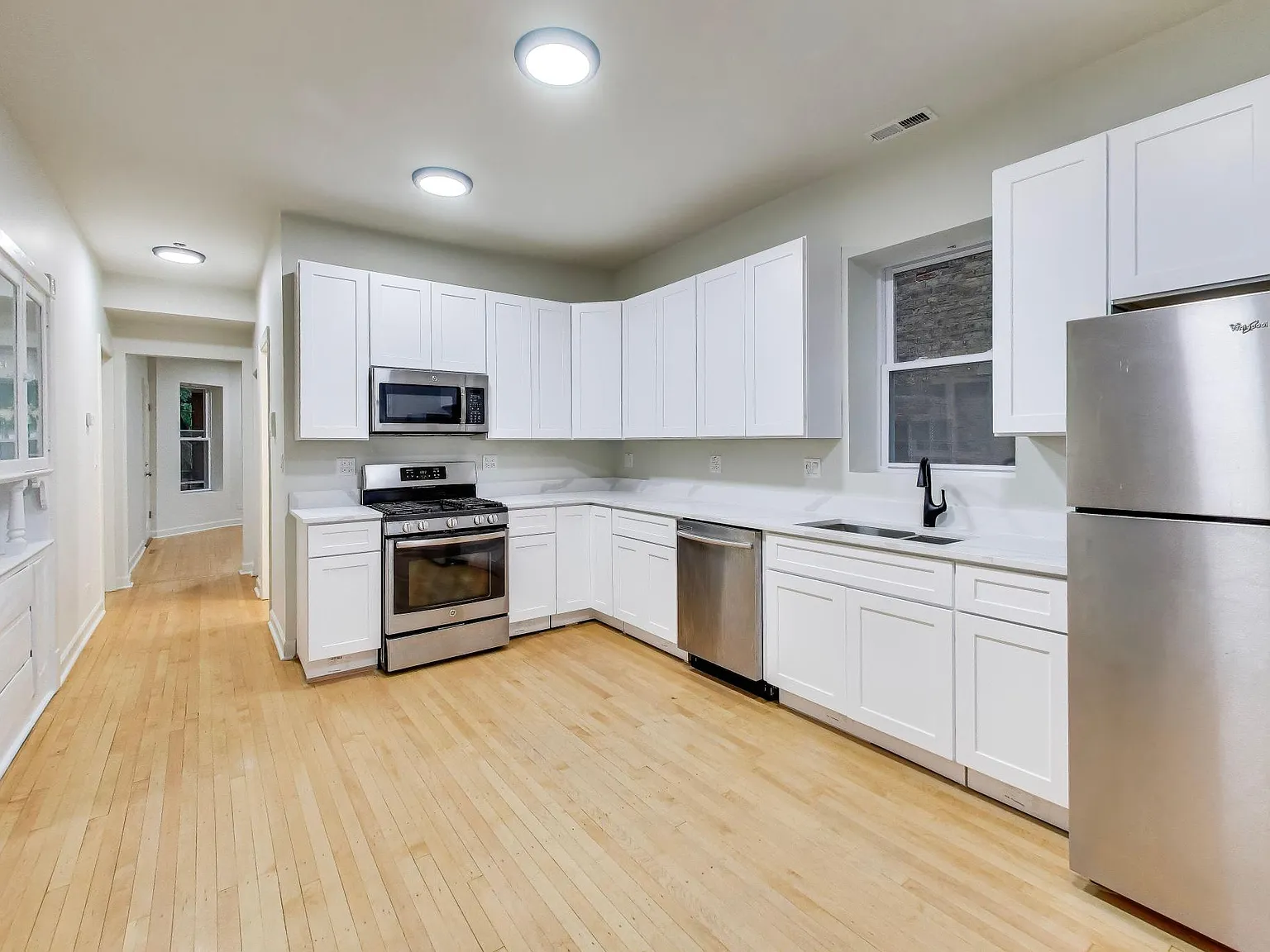 2 bed, 870 sqft, $2,400 — Photo 2