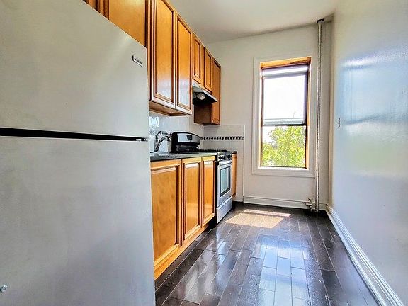 3rd image of 1236 Pacific St #F5