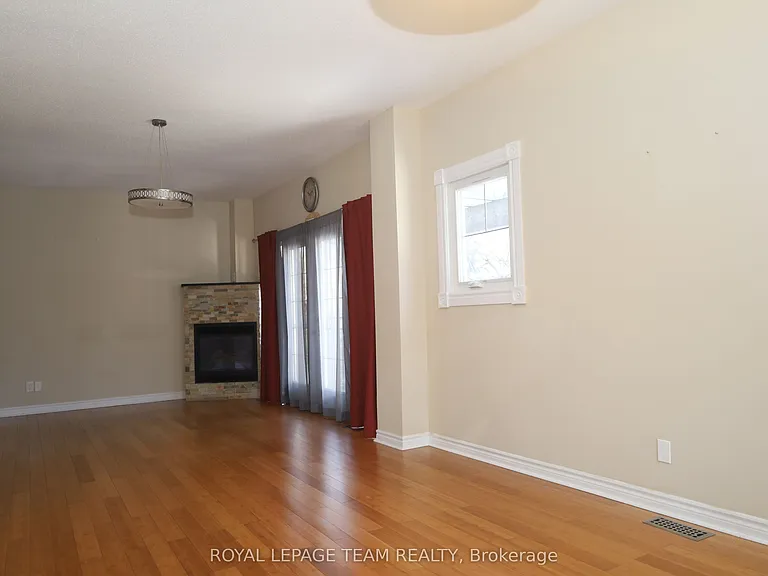 2194 Niagara Dr S — Photo 3