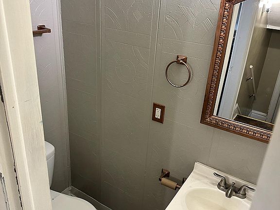 5th image of 821 Elizabeth Ave #1