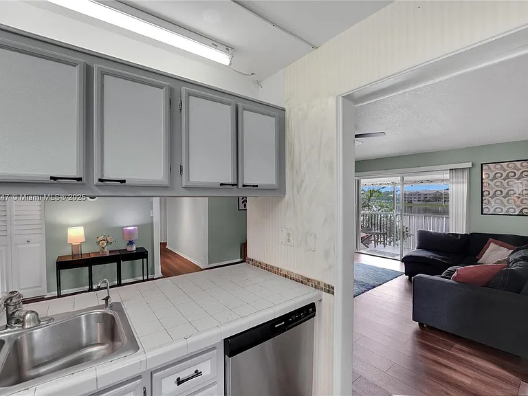 2737 S Oakland Forest Dr #204 — Photo 14