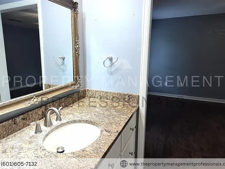 1102 Martin Dr — Photo 13