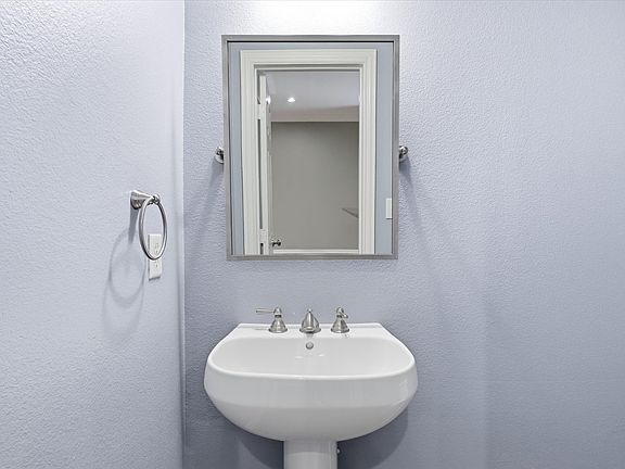 5th image of 1252 Waverly Pl APT 1