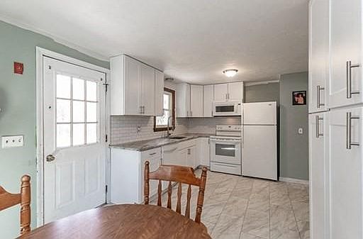 3rd image of 118 Woodbine Ave