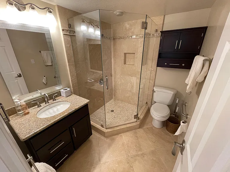 Full Bathroom/Restroom/Shower/Sink