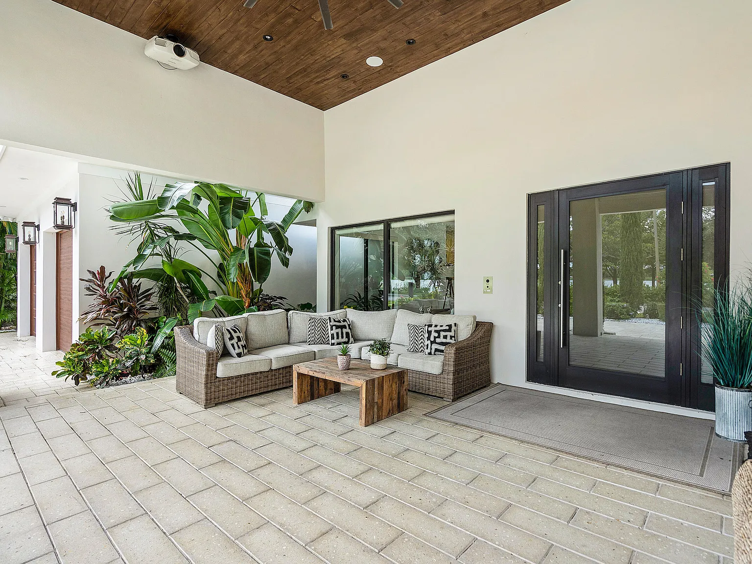 4 bed, 3.5 bath, 3466 sqft, $15,000 — Photo 4