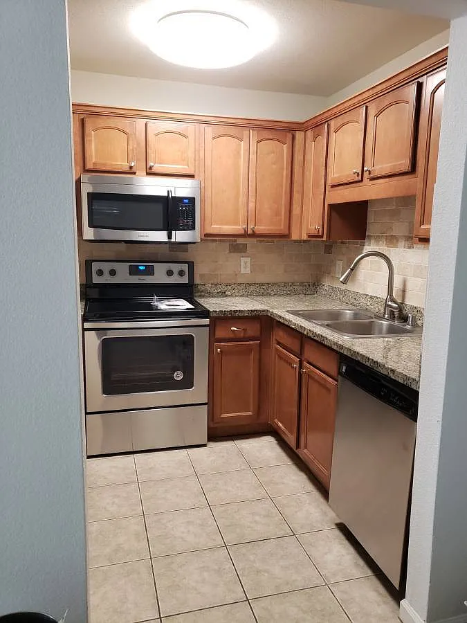 2 bed, 921 sqft, $2,585 — Photo 1