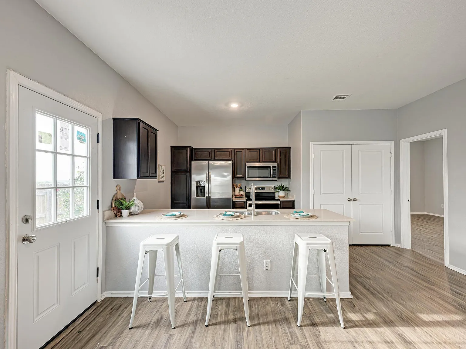 3 bed, 2.0 bath, 1276 sqft, $1,500 — Photo 2