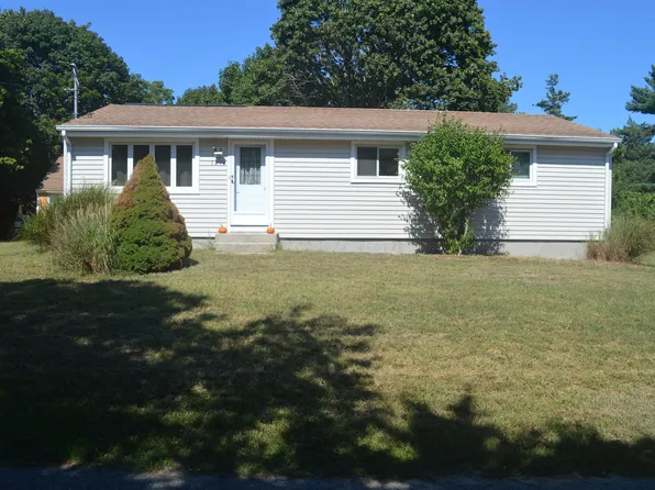 121A Ponquogue Ave, Hampton Bays, NY 11946