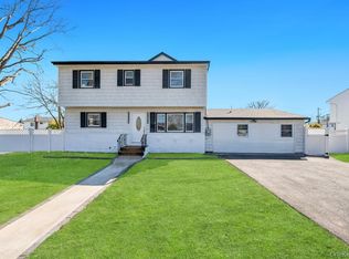 90 30th Street, Copiague, NY