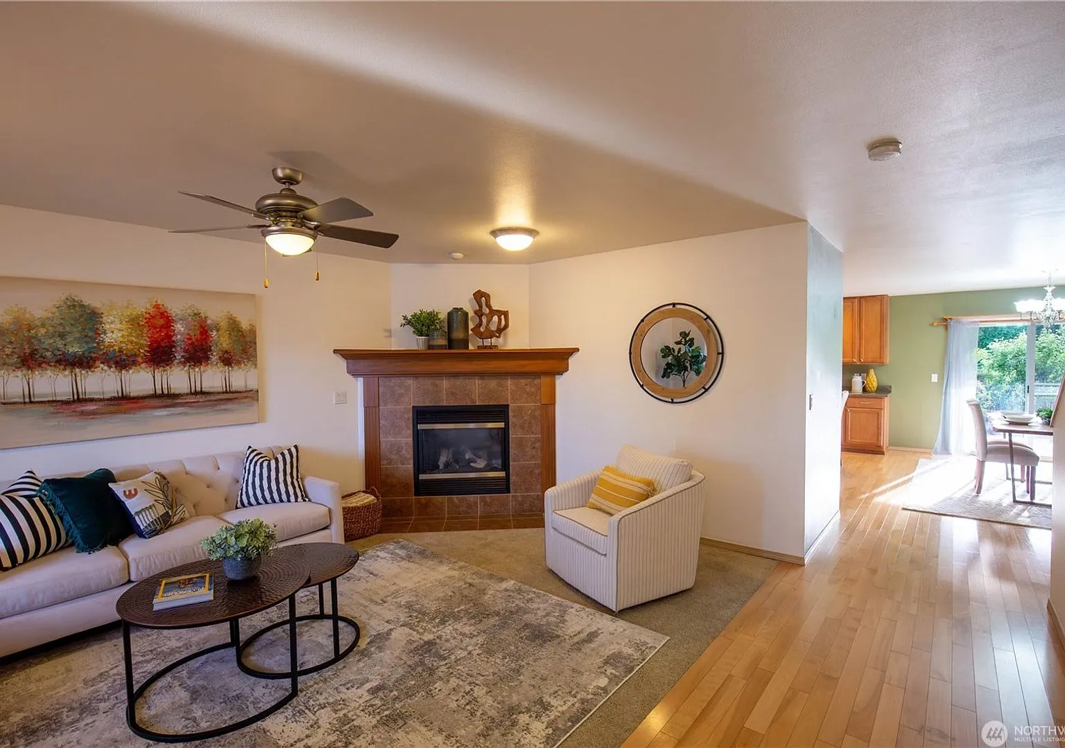 Federal Way large 3 bedroom home with 2.5 bathrooms and a lovely garden style back yard! Availabl... — Photo 4