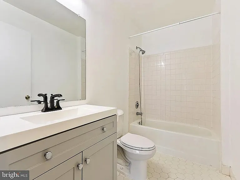 Master Bed Bathroom