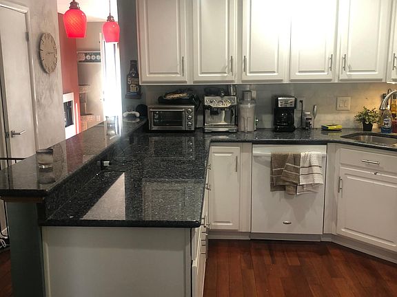 3rd image of 590 Woodmere Dr APT 6