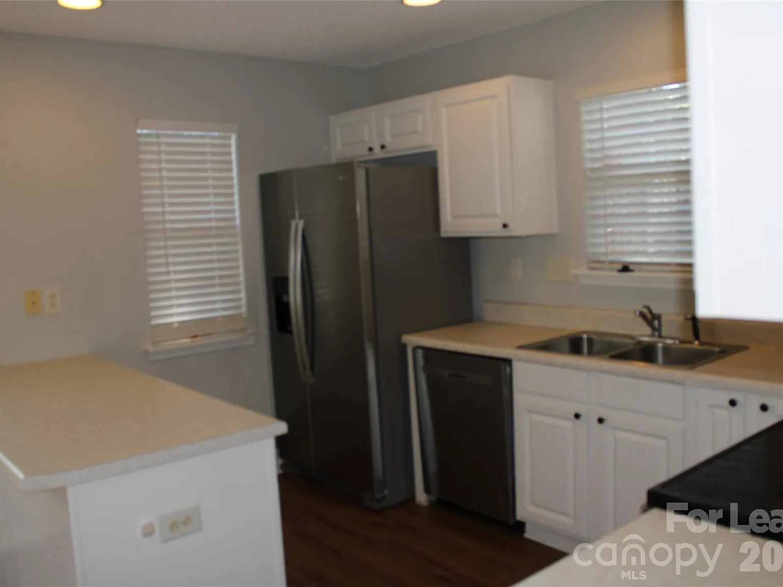 3 bed, 2.5 bath, 1357 sqft, $1,700 — Photo 2