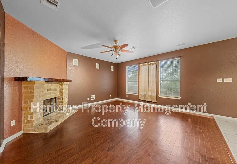 141 Springtree Blf — Photo 9