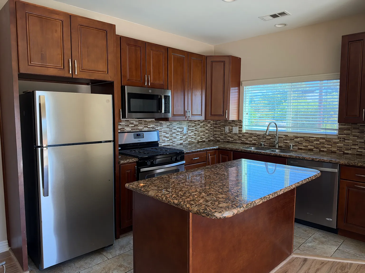 1 bed, 800 sqft, $1,900 — Photo 2