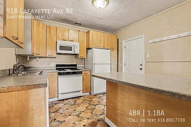 918 Lafayette Ave NE — Photo 5
