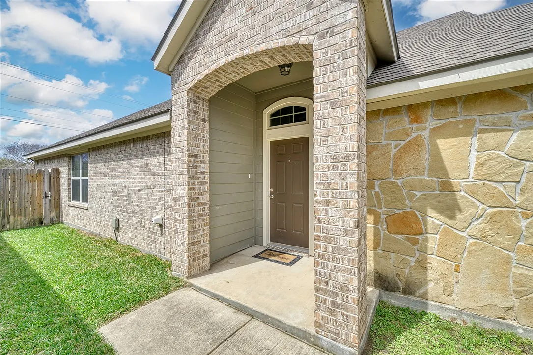 3 bed, 1496 sqft, $1,900 — Photo 3