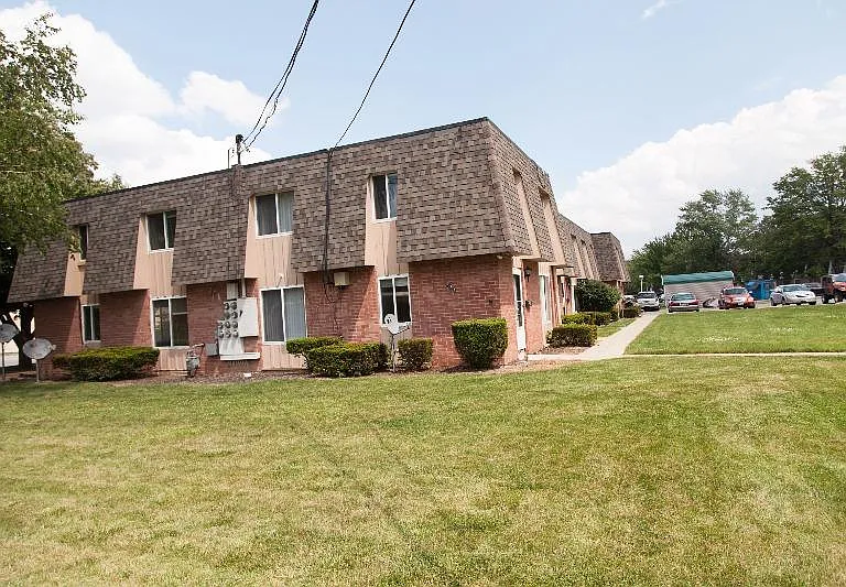 Beaver Crest Townhomes and Garden Apartments — Photo 2