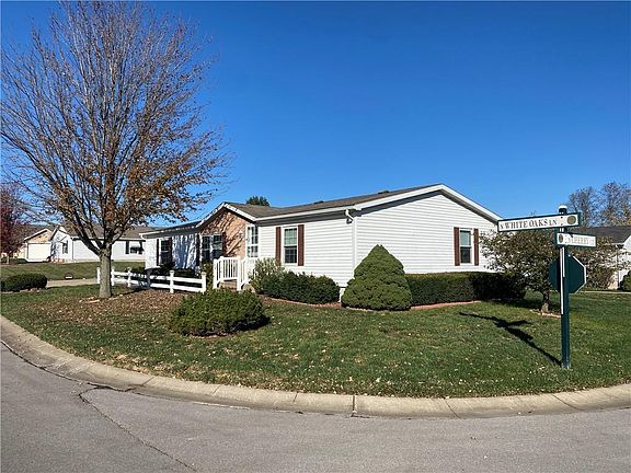 4th image of 924 NE White Oaks Ln