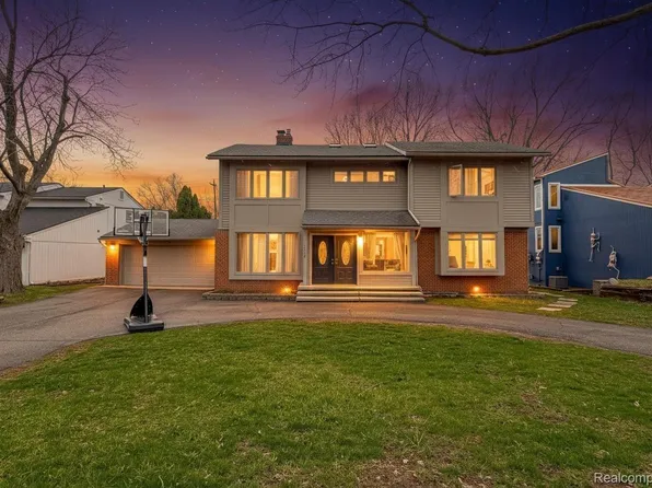 2110 Langham Dr, West Bloomfield, MI 48323