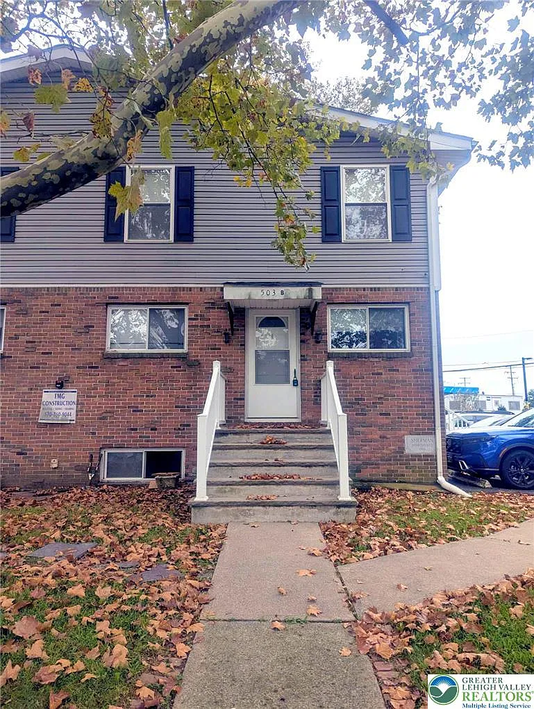 3 bed, 1.0 bath, 1300 sqft, $1,800 — Photo 1