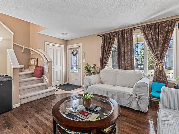 4th image of 949 Valour Way NW