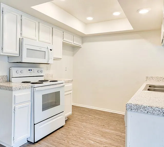 La Sierra Apartments — Photo 8