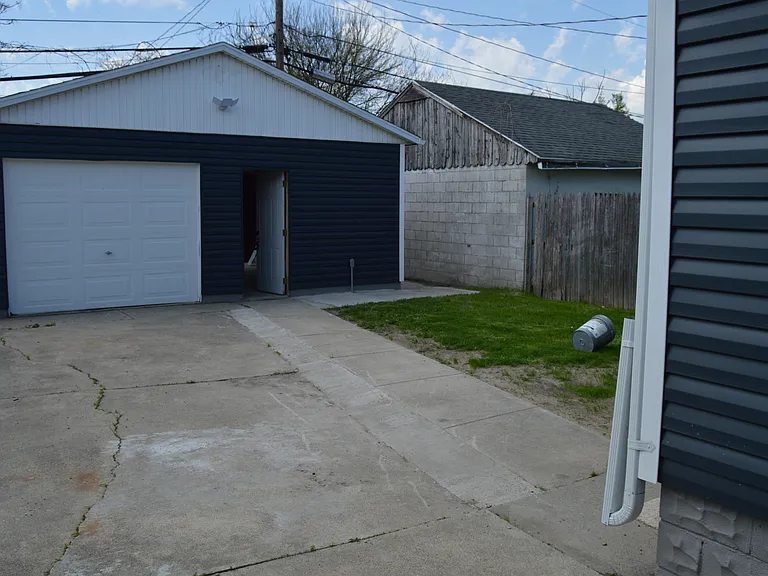 332 Sheldon St — Photo 4