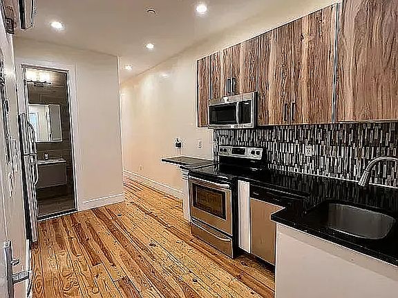 2nd image of 570 Evergreen Ave #1L