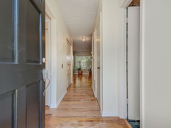 4th image of 837 Heritage Sq