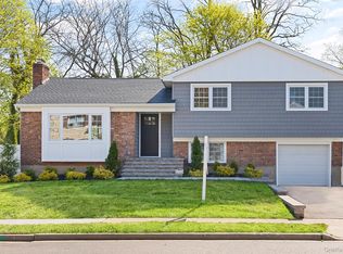 16 Eleanor Rd, Plainview, NY 11803