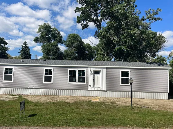 800 Woodlands Trail St, Mandan, ND 58554