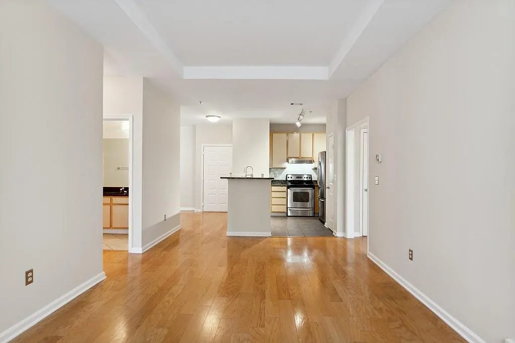 2 bed, 2.0 bath, 1077 sqft, $2,300 — Photo 2