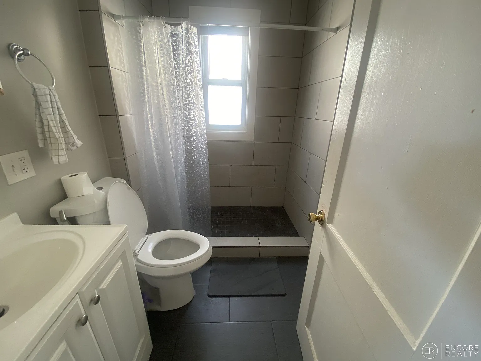 4 bed, 1250 sqft, $4,250 — Photo 4