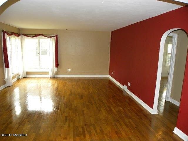 Newly painted to GRAY/GREEN TONE. https://www.benjaminmoor