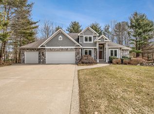5480 Pine Bluff Ln, Norton Shores, MI