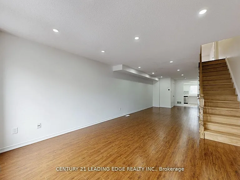 38 Rumi Cres — Photo 10