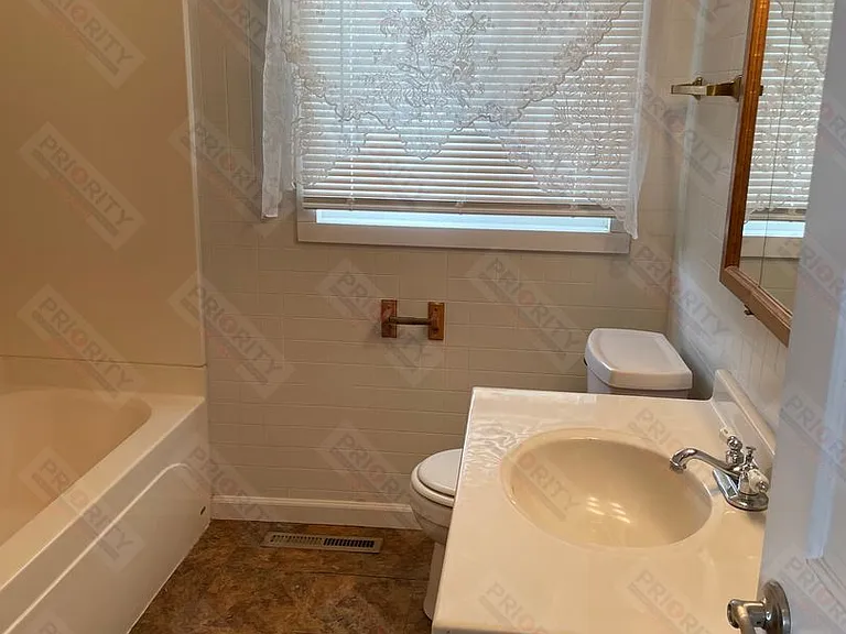 208 E Sunset Dr — Photo 7
