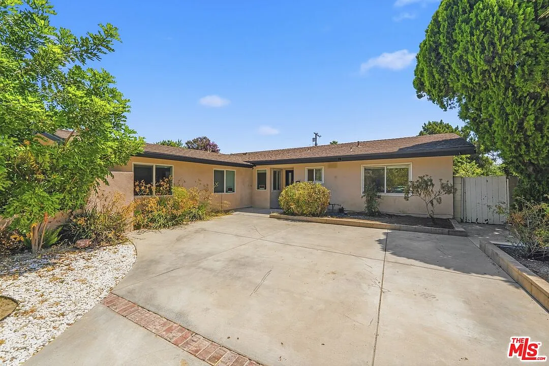 3 bed, 2.0 bath, 1718 sqft, $4,200 — Photo 3