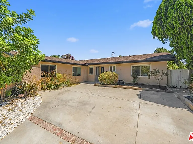15920 Gledhill St — Photo 3